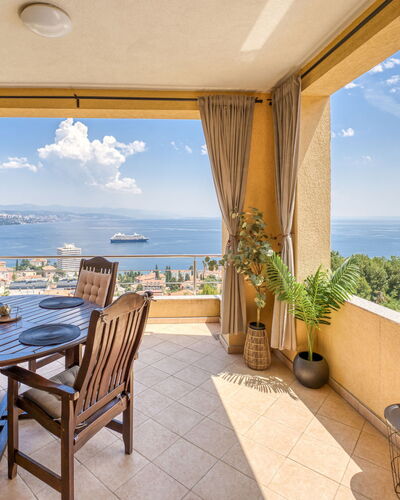 Judy: Möbel, Küche & Esszimmer Tisch, Stuhl, Fussboden, Meer, Balkon, Ozean, Resort, Eco Hotel, Esszimmer