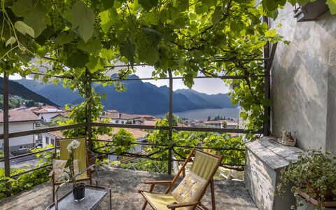 Casa Torre Il Castello: Möbel, Küche & Esszimmer Tisch, Stuhl, Fussboden, Meer, Balkon, Ozean, Resort, Eco Hotel, Esszimmer
