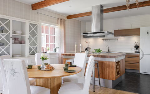 Onsjö: Möbel, Küche & Esszimmer Tisch, Stuhl, Fussboden, Meer, Balkon, Ozean, Resort, Eco Hotel, Esszimmer
