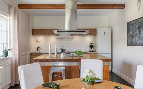 Onsjö: Möbel, Küche & Esszimmer Tisch, Stuhl, Fussboden, Meer, Balkon, Ozean, Resort, Eco Hotel, Esszimmer