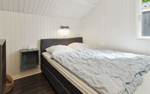 Maini - 30Km from the Sea: Schlafzimmer, Holz, Bett, Bettdecke, Flooring, Bedding, Decke, Fussboden, Interior Design, Bettrahmen
