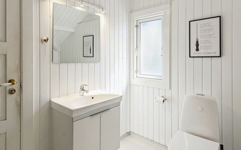 Maini - 30Km from the Sea: Armatur, Holz, Flooring, Badezimmer, Interior Design, Sinken, Fussboden, Bad Sink, Installation, Zapfhahn
