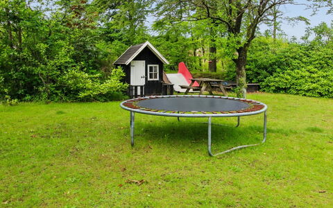 Maini - 30Km from the Sea: Gras, Trampolin, Trampolining - Geräte Und Materialien, Garten, Rasen, Garten, Hinterhof, Park, Schatten