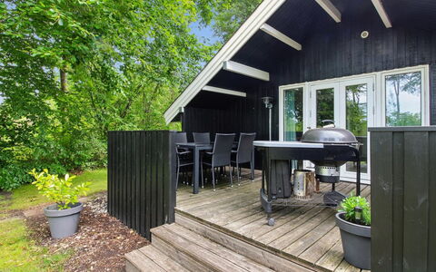 Maini - 30Km from the Sea: Holz, Hartholz, Planke, Hütte, Deck, Schatten, Garten, Holzbeize, Veranda, Gartenbauten