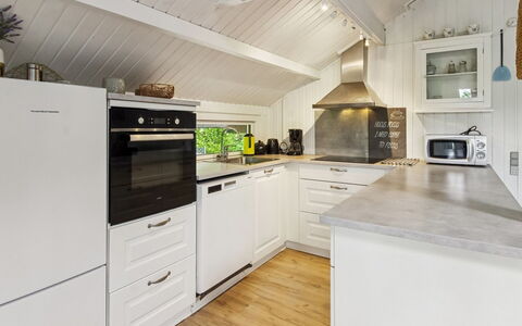Maini - 30Km from the Sea: Flooring, Holz, Interior Design, Fussboden, Küche, Decke, Countertop, Major Appliance, Küchengerät, Cabinetry
