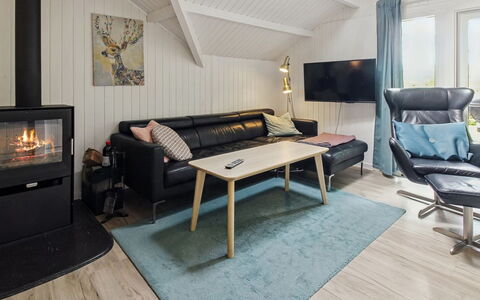 Maini - 30Km from the Sea: Möbel, Interior Design, Flooring, Fussboden, Couch, Holz, Zimmer, Wohnzimmer, Decke, Fernsehen
