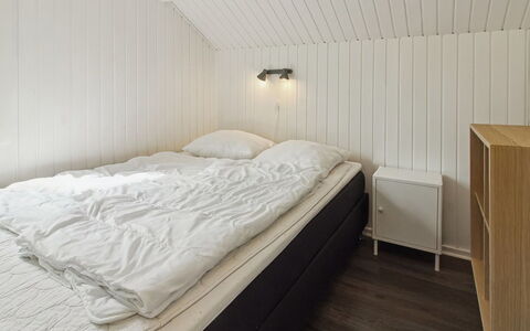 Maini - 30Km from the Sea: Schlafzimmer, Holz, Bett, Bettdecke, Fussboden, Flooring, Decke, Bedding, Interior Design, Bettrahmen