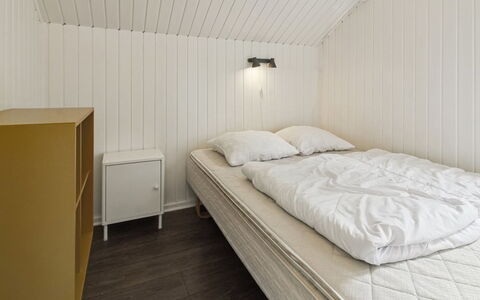 Maini - 30Km from the Sea: Schlafzimmer, Holz, Fussboden, Flooring, Decke, Bett, Interior Design, Bettdecke, Bedding, Bettrahmen