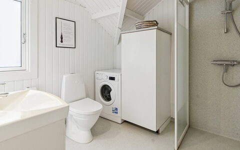 Maini - 30Km from the Sea: Flooring, Fussboden, Holz, Armatur, Interior Design, Decke, Zimmer, Sinken, Zapfhahn, Installation