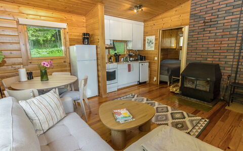 Whispering Woods: Holz, Interior Design, Flooring, Möbel, Decke, Fussboden, Zuhause, Hütte, Hartholz, Zimmer