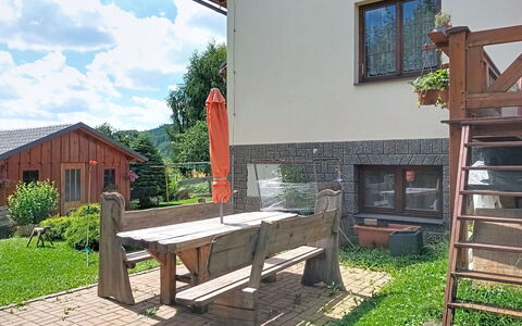 Sylva: Hütte, Garten, Hinterhof, Rasen, Garten, Landscaping, Schatten, Holzbeize, Bauernhaus, Veranda