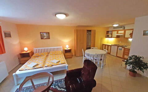 Sylva: Möbel, Interior Design, Fussboden, Zimmer, Flooring, Decke, Stuhl, Fernsehen, Wohnzimmer, Hartholz