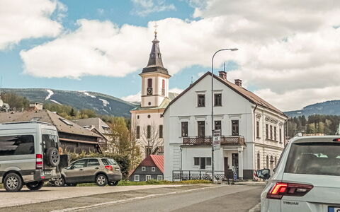 Sylva: Gebäude, Strassenbelag, \Stadt, Kirchturm, Strasse, Strasse, Menschliche Siedlung, Durchgangsstrasse, Turm, Vorort
