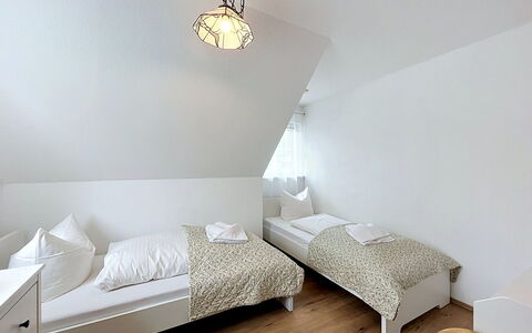 Hohe Kiefern: Schlafzimmer, Holz, Fussboden, Bett, Flooring, Bedding, Bettdecke, Interior Design, Zuhause, Decke