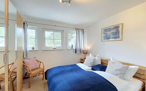 Hohe Kiefern: Möbel, Interior Design, Wand, Bett, Holz, Schlafzimmer, Fussboden, Flooring, Decke, Bettdecke