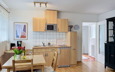 Hohe Kiefern: Möbel, Interior Design, Flooring, Holz, Fussboden, Küche, Zimmer, Stuhl, Tabelle, Beleuchtung