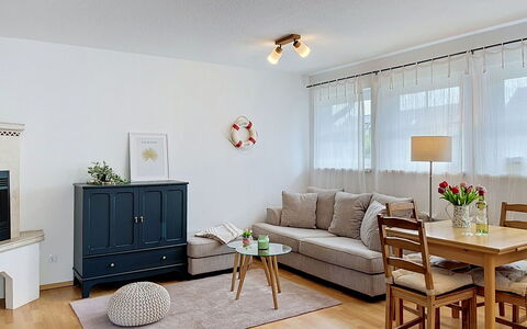 Hohe Kiefern: Möbel, Interior Design, Couch, Flooring, Wand, Fussboden, Holz, Decke, Wohnzimmer, Zimmer