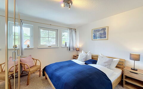 Hohe Kiefern: Möbel, Interior Design, Holz, Bett, Flooring, Schlafzimmer, Fussboden, Decke, Zimmer, Beleuchtung