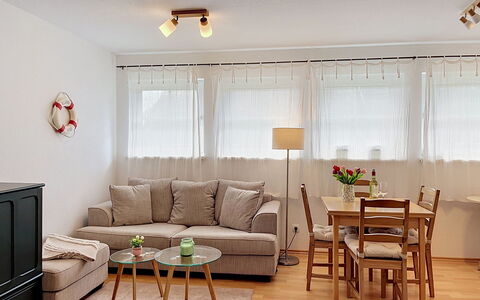 Hohe Kiefern: Möbel, Interior Design, Couch, Flooring, Fussboden, Wand, Zimmer, Holz, Decke, Wohnzimmer