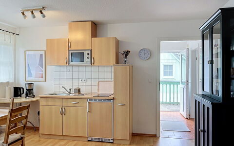Hohe Kiefern: Möbel, Holz, Flooring, Interior Design, Küche, Fussboden, Zimmer, Countertop, Cabinetry, Major Appliance