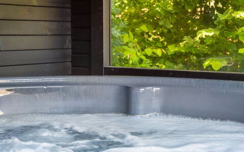 Elaina - 550M from the Sea: Badewanne, Armatur, Jacuzzi, Schwimmbad, Badezimmer