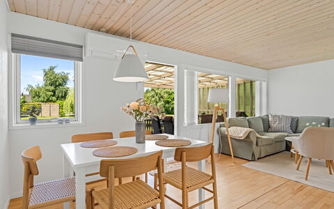 Gertraud - 600M from the Sea: Möbel, Interior Design, Flooring, Fussboden, Holz, Tabelle, Stuhl, Decke, Esszimmer, Holzboden