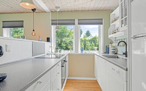 Gertraud - 600M from the Sea: Küche, Countertop, Interior Design, Flooring, Küchengerät, Holz, Cabinetry, Decke, Major Appliance, Fussboden
