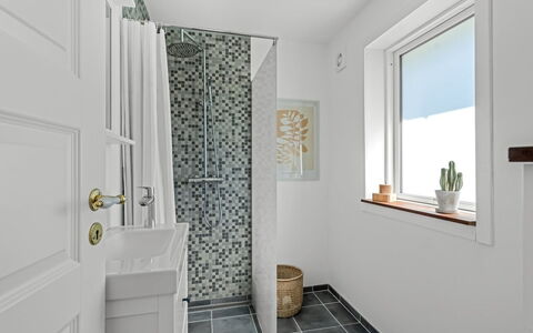 Gertraud - 600M from the Sea: Flooring, Wand, Badezimmer, Interior Design, Fussboden, Armatur, Fliese, Decke, Installation, Zuhause