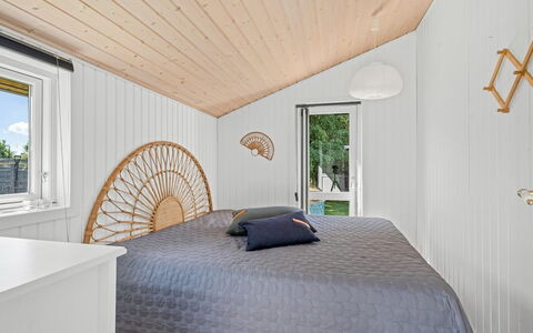 Gertraud - 600M from the Sea: Holz, Interior Design, Decke, Schlafzimmer, Flooring, Beleuchtung, Fussboden, Bett, Möbel, Bettrahmen