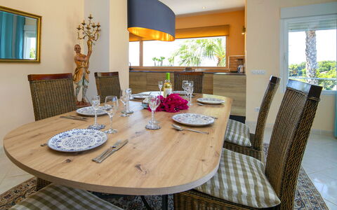 Castillo: Möbel, Interior Design, Tabelle, Stuhl, Flooring, Holz, Esszimmer, Küche & Esszimmer Tisch, Fussboden, Beleuchtung