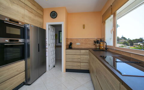 Castillo: Küche, Cabinetry, Interior Design, Möbel, Countertop, Flooring, Küchengerät, Fussboden, Major Appliance, Holz
