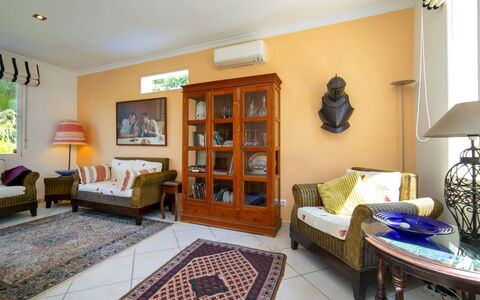 Castillo: Möbel, Interior Design, Couch, Flooring, Holz, Decke, Wohnzimmer, Fussboden, Zimmer, Beleuchtung