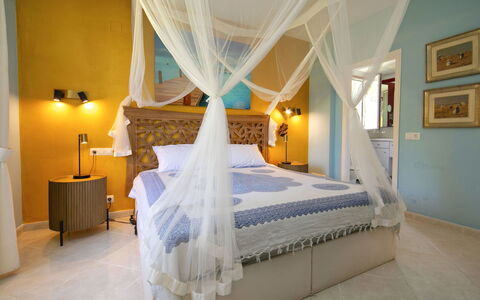 Castillo: Möbel, Interior Design, Schlafzimmer, Bett, Fussboden, Decke, Flooring, Beleuchtung, Textil, Zimmer