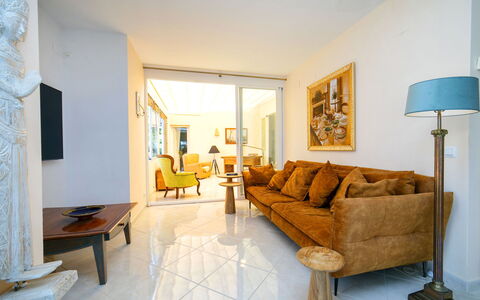 Castillo: Flooring, Möbel, Wand, Interior Design, Fussboden, Couch, Holz, Wohnzimmer, Decke, Zuhause
