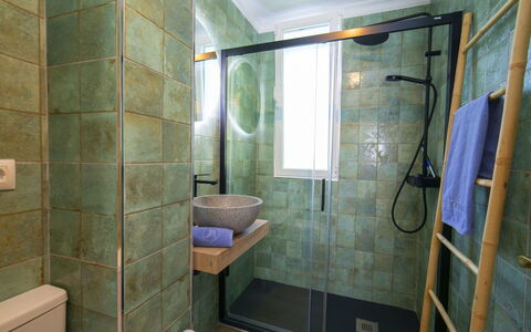 Castillo: Wand, Interior Design, Flooring, Badezimmer, Armatur, Fussboden, Bad Sink, Beleuchtung, Zapfhahn, Spiegel