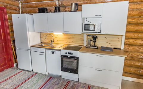 Villa Keravanjärvi: Familienauto, Wohnung, Luxus-Fahrzeug, Mittelklasse-Pkw, Parkplatz, Limousine, Kompaktwagen, City Car
