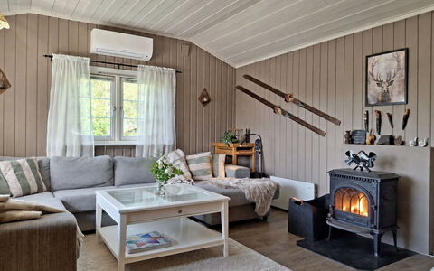 Hellebu: Möbel, Interior Design, Holz, Flooring, Couch, Decke, Fussboden, Wohnzimmer, Beleuchtung, Zimmer