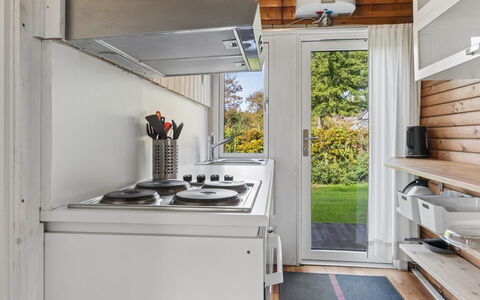 Vilmar - 450M from the Sea: Küche, Holz, Küchengerät, Countertop, Major Appliance, Flooring, Interior Design, Herd, Fussboden, Haushaltsgerät