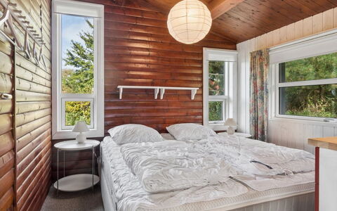 Vilmar - 450M from the Sea: Holz, Decke, Interior Design, Zuhause, Möbel, Schlafzimmer, Bett, Fussboden, Flooring, Holzbeize