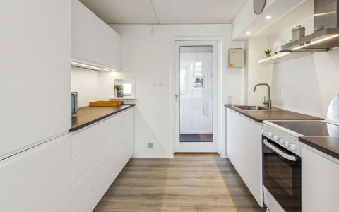 Majvi - 2.3Km from the Sea: Küche, Countertop, Interior Design, Flooring, Holz, Küchengerät, Fussboden, Decke, Major Appliance, Cabinetry
