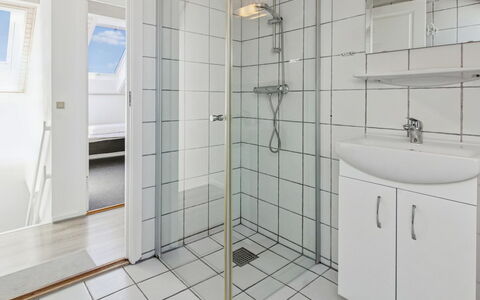 Majvi - 2.3Km from the Sea: Flooring, Fussboden, Interior Design, Decke, Armatur, Verbundwerkstoff, Installation, Zimmer, Badezimmer, Wohnung