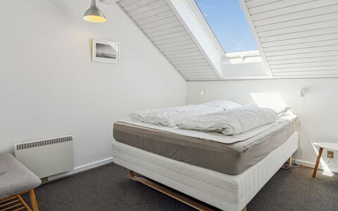 Majvi - 2.3Km from the Sea: Holz, Schlafzimmer, Interior Design, Flooring, Fussboden, Decke, Linens, Bett, Beleuchtung, Möbel
