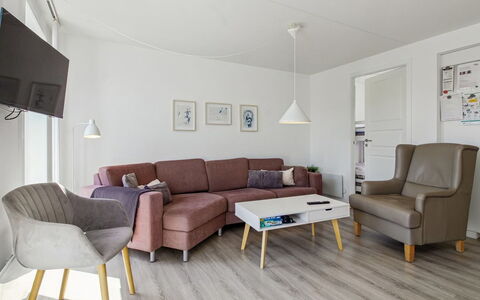 Majvi - 2.3Km from the Sea: Möbel, Interior Design, Flooring, Fussboden, Couch, Wand, Wohnzimmer, Holz, Zimmer, Decke