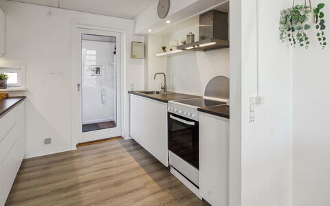 Majvi - 2.3Km from the Sea: Flooring, Wand, Interior Design, Holz, Fussboden, Decke, Wohnung, Countertop, Zimmer, Major Appliance