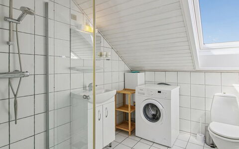 Majvi - 2.3Km from the Sea: Flooring, Fussboden, Interior Design, Decke, Armatur, Installation, Zimmer, Sinken, Zapfhahn, Fliese