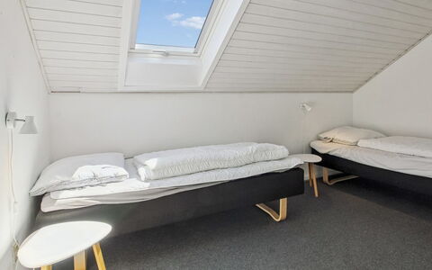 Majvi - 2.3Km from the Sea: Schlafzimmer, Holz, Bett, Fussboden, Flooring, Bettdecke, Bedding, Interior Design, Decke, Bettrahmen