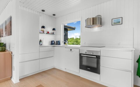 Tabetha - 800M from the Sea: Flooring, Interior Design, Holz, Fussboden, Küchengerät, Countertop, Küche, Cabinetry, Decke, Holzboden