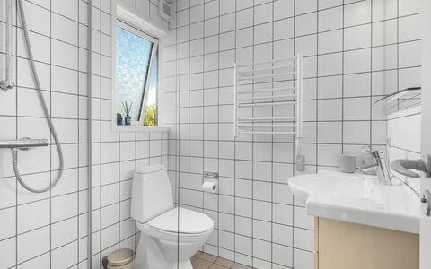 Tabetha - 800M from the Sea: Armatur, Flooring, Toilleten Sitz, Badezimmer, Fussboden, Toilette, Interior Design, Installation, Fliese, Sinken