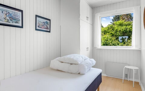 Tabetha - 800M from the Sea: Holz, Schlafzimmer, Bett, Flooring, Fussboden, Bedding, Bettdecke, Bettrahmen, Hartholz, Planke