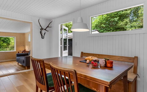 Hejne - 600M from the Sea: Möbel, Interior Design, Flooring, Fussboden, Holzboden, Holz, Decke, Light Fixture, Tabelle, Esszimmer